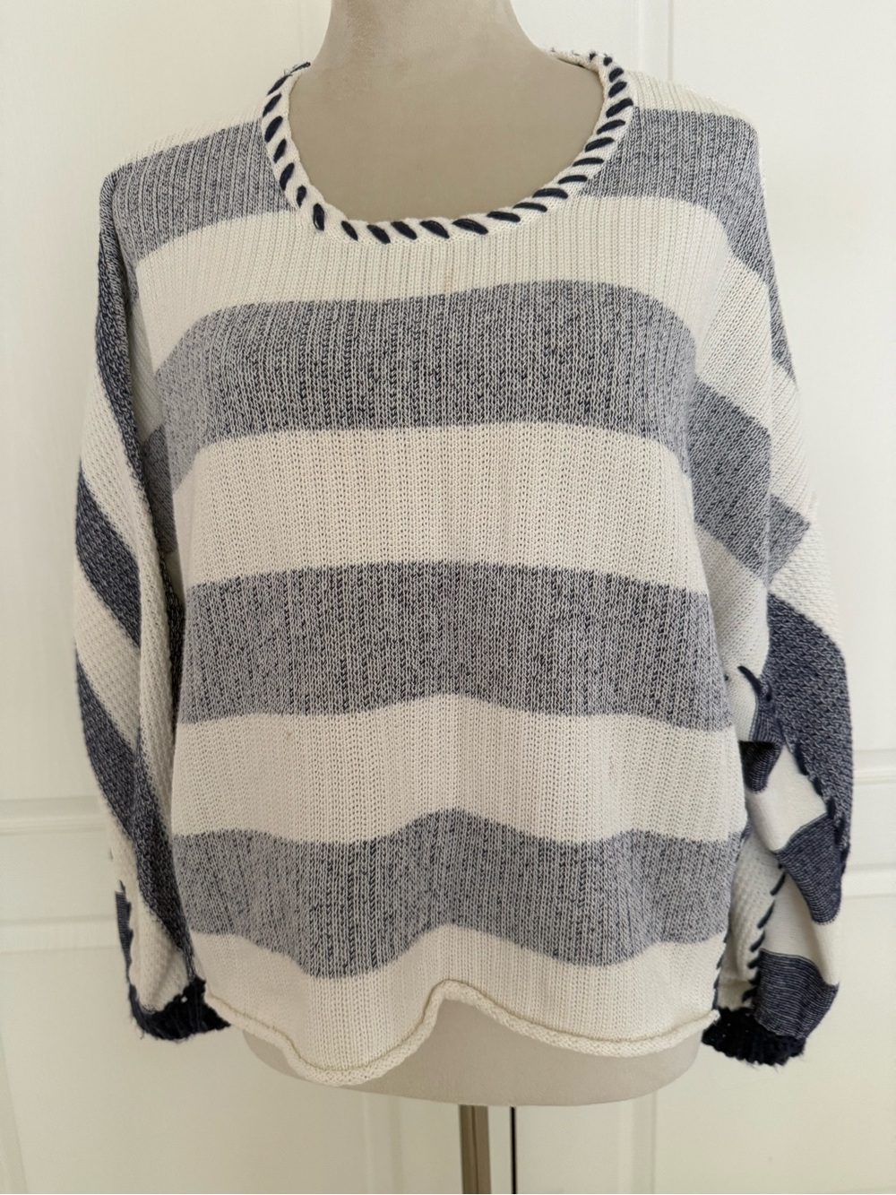 Vintage Havana blue/white cropped sweater with blue stitching and hem. Sz S